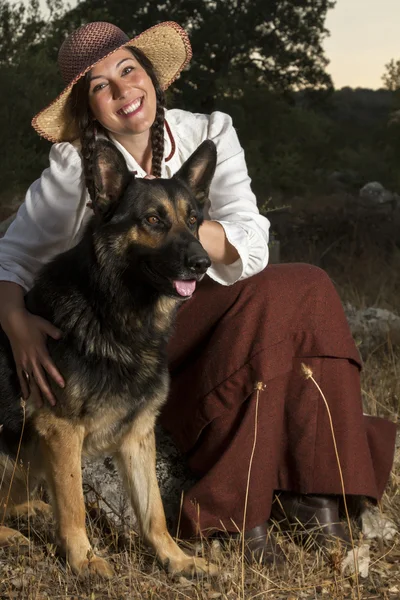 Bir köpek ile kırsal kız güzel — Stok fotoğraf