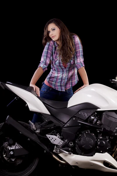 Bella ragazza accanto a una moto bianca — Foto Stock