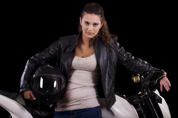 Hermosa chica al lado de una moto blanca — Foto de Stock