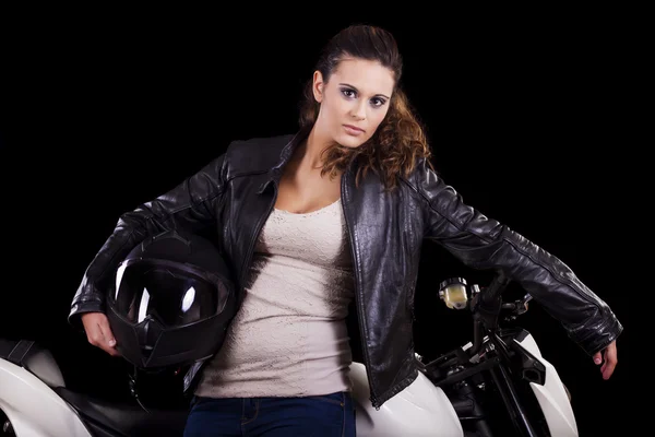 Hermosa chica al lado de una moto blanca — Foto de Stock