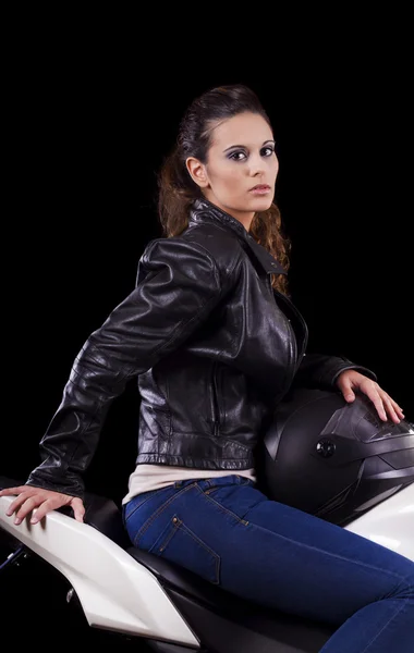 Красивая девушка рядом с белым мотоциклом — стоковое фото