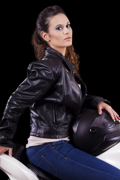 Schönes Mädchen neben einem weißen Motorrad — Stockfoto