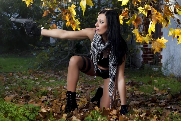 Beautiful girl with weapon — Stock Photo, Image