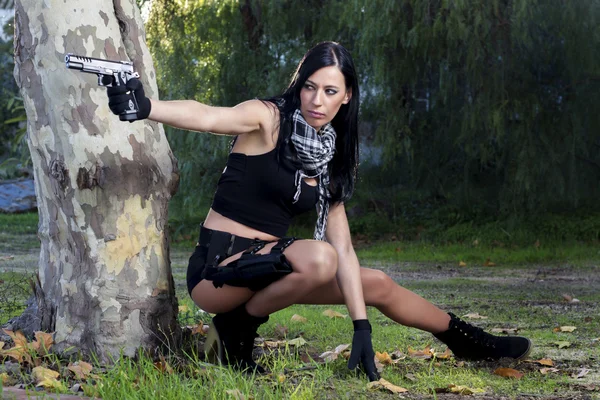 Bella ragazza con arma — Foto Stock