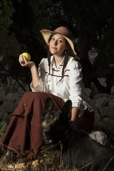 Bella ragazza in campagna con un cane — Foto Stock