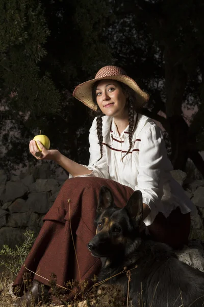 Menina bonita no campo com um cão — Fotografia de Stock