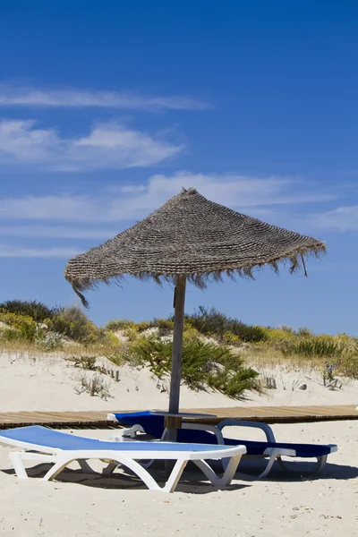 Saman şemsiye ile plaj sandalyesi — Stok fotoğraf