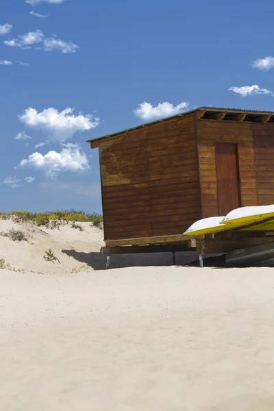 Bar in legno sulla spiaggia — Foto Stock