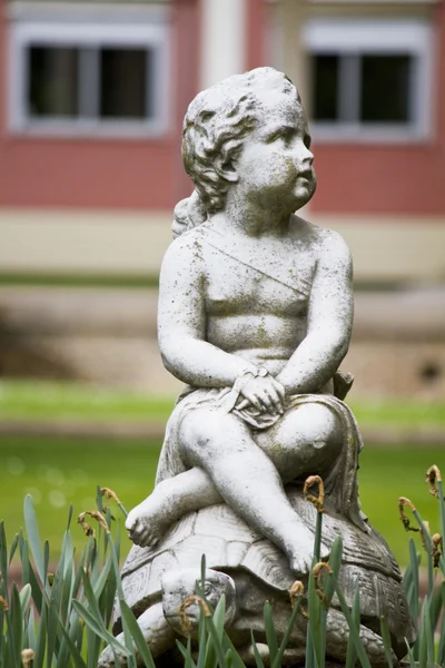 Statue d'un jeune enfant sur un parc urbain — Photo