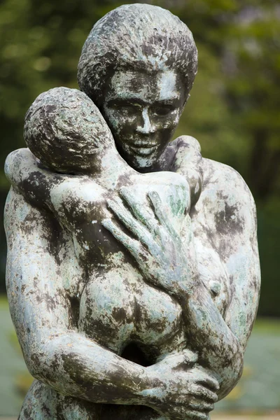 Статуя женщины, держащей ребенка — стоковое фото