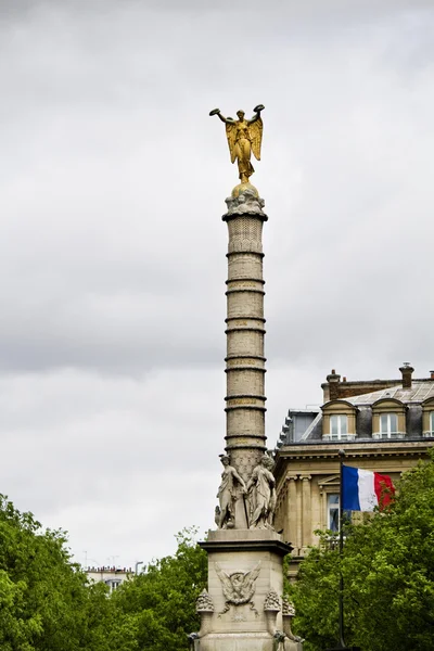 Estátua de ouro no topo — Fotografia de Stock