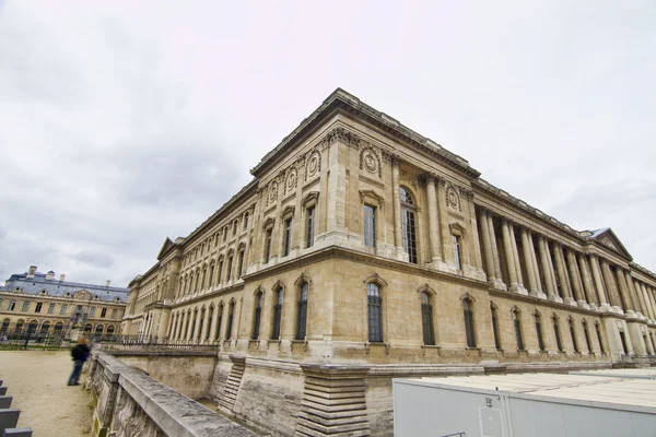 Museo del Louvre en París, Francia — Foto de Stock