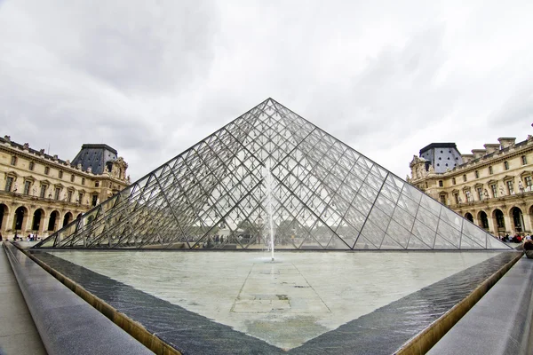 Museo del Louvre en París, Francia —  Fotos de Stock