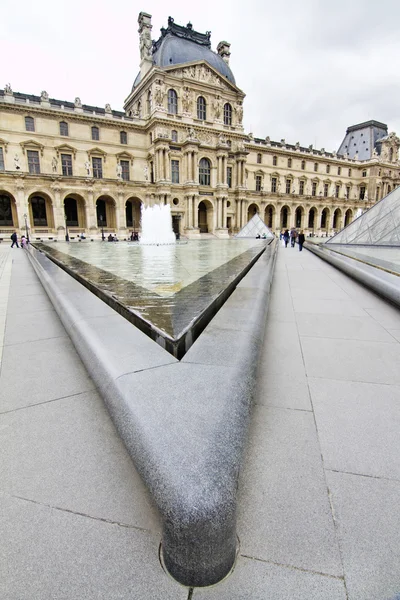 Museum van het louvre in Parijs, Frankrijk — Stockfoto