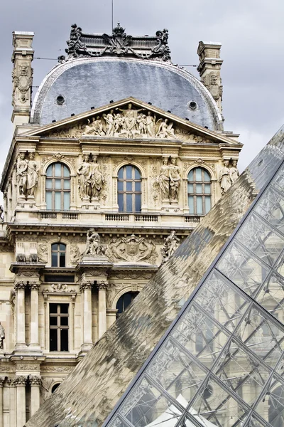 Museo del Louvre en París, Francia —  Fotos de Stock