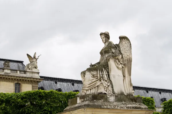 Belle statue situate sull'Avenue des Champs-Elysees a Parigi, Francia — Foto Stock