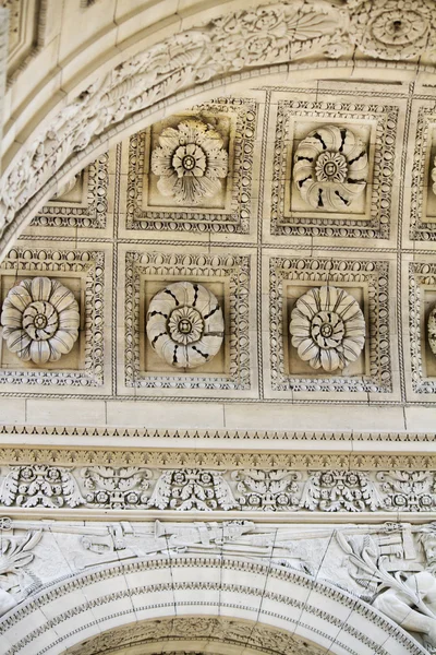 Vue partielle du Musée du Louvre à Paris, France — Photo