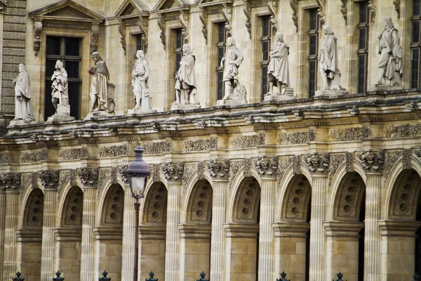 Hermosas estatuas situadas en el Museo del Louvre en París, Francia — Foto de Stock