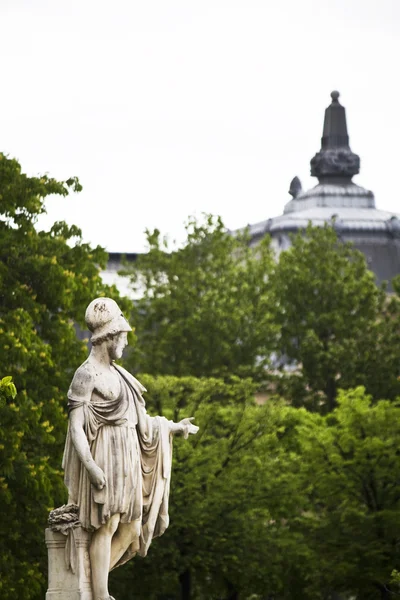 Gyönyörű szobrok található a az Avenue des Champs-Elysees, Paris, Franciaország — Stock Fotó