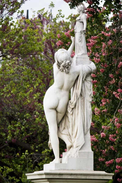 Wunderschöne Statuen auf der Avenue des champs-elysees in Paris, Frankreich — Stockfoto