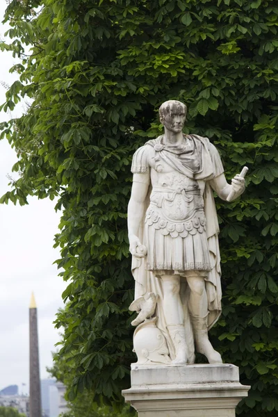 Hermosas estatuas situadas en la Avenue des Champs-Elysees en París, Francia — Foto de Stock