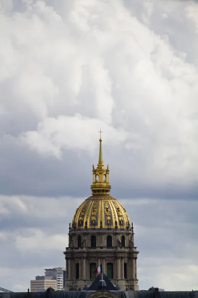 Beautiful golden dome located next to the Grand Palais in Paris, France — Stock Photo, Image