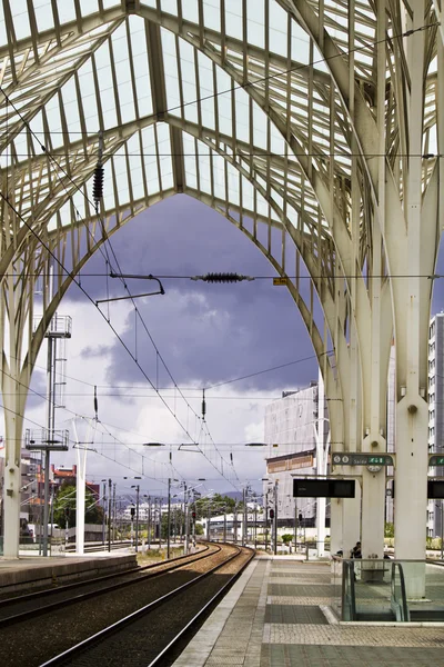 Moderne architectonische ontwerp van een treinstation — Stockfoto