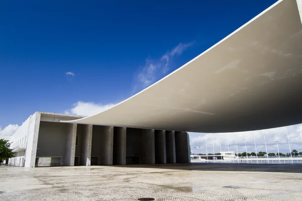 Estructura extraña monumento de cemento — Foto de Stock