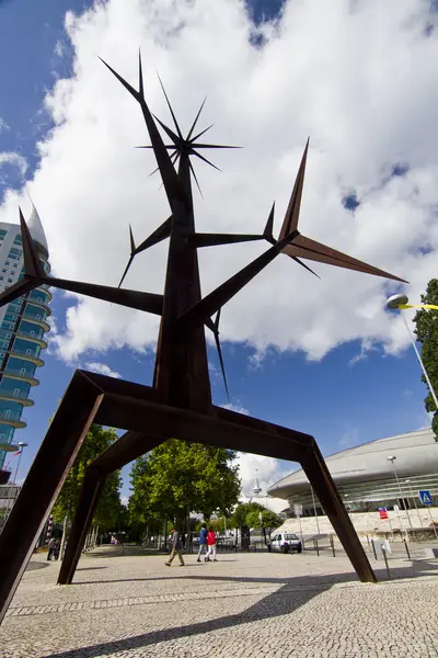 Abstrato monumento estrutura de ferro pontiagudo — Fotografia de Stock