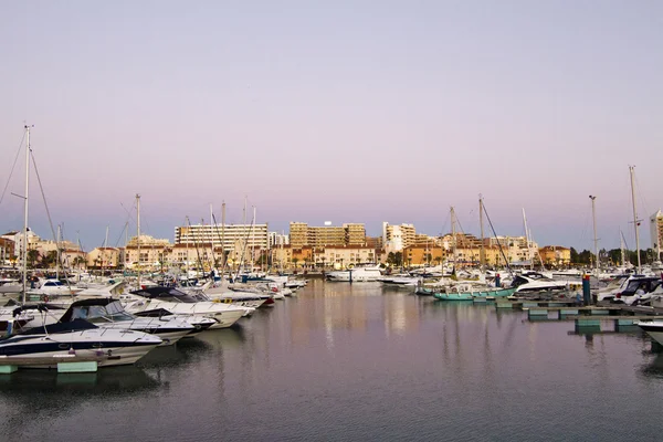 Marina com barcos de recreio — Fotografia de Stock