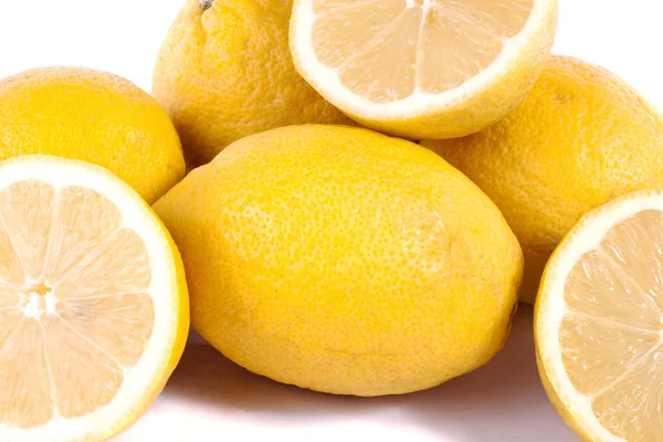 Limoni su bianco — Foto Stock