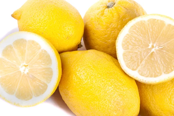 Лимоны на белом — стоковое фото