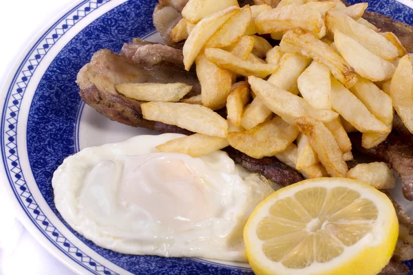 Patatas fritas con huevo y carne —  Fotos de Stock