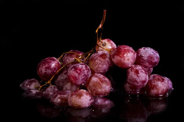 Uvas sobre um fundo preto — Fotografia de Stock