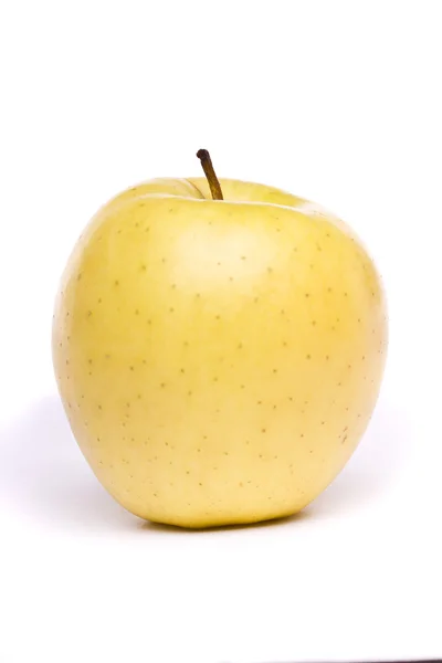 Manzana amarilla sobre blanco —  Fotos de Stock