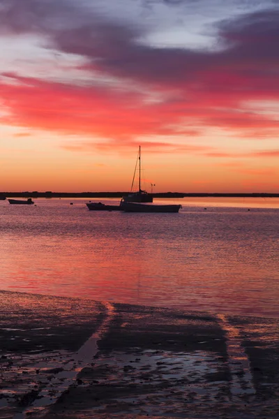Схід сонця з рибальськими човнами — стокове фото