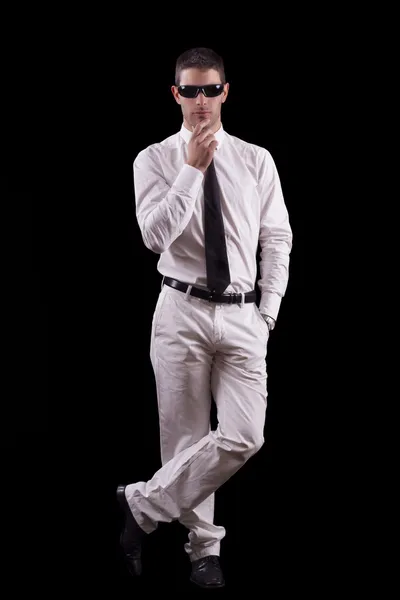 Молодой человек в белом костюме — стоковое фото