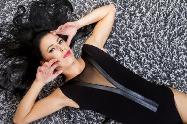 serin bir halı poz kadın.