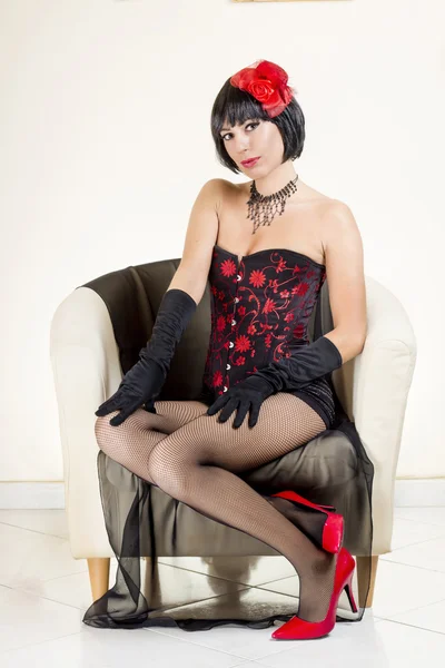 Frau im Vintage-Look posiert auf einem Sofa. — Stockfoto