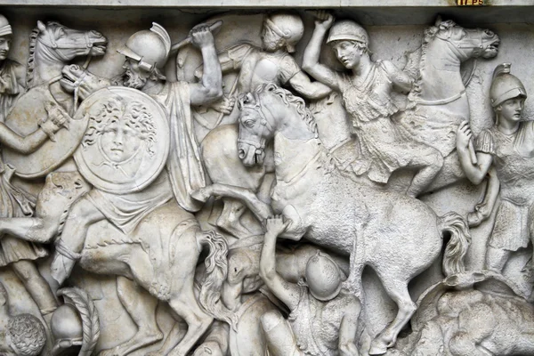 Battle scene below River god (Arno) statue — Stock Photo, Image