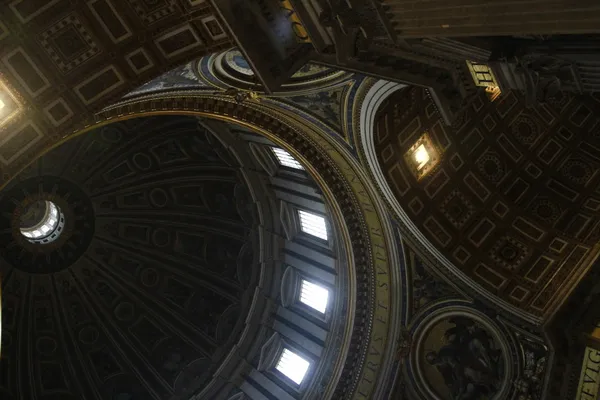 Binnenkant van Saint Peter's Basilica — Stockfoto