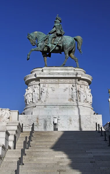 Statyer i monumentet av victor emmanuel ii — Stockfoto