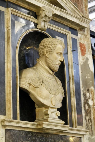 Estatua en la Basílica de Santa María del Altar del Cielo — Foto de Stock