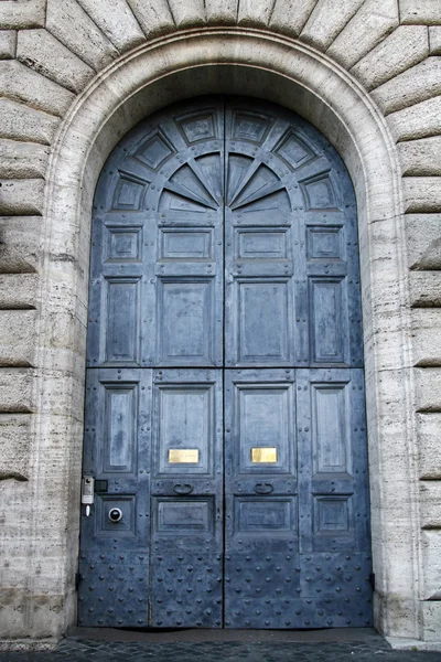 Massiccia porta antica — Foto Stock