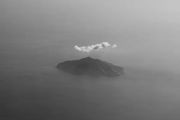 Ön med moln — Stockfoto