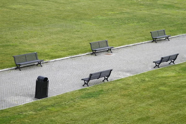 Zahradní lavičky na městský park — Stock fotografie