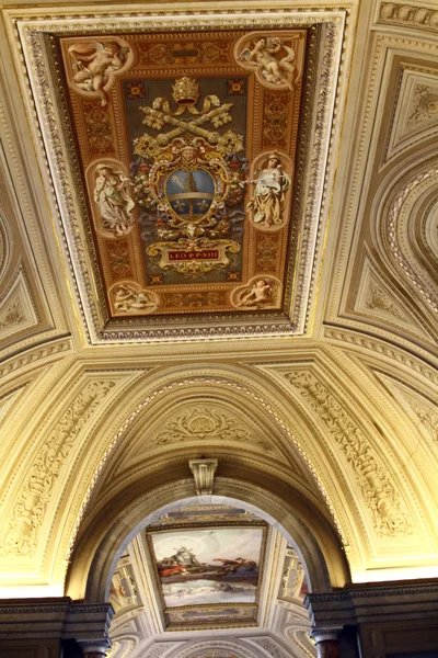 Потолочные детали музеев Ватикана — стоковое фото