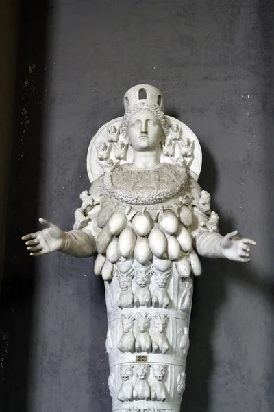 Hermosa estatua femenina ubicada en la ciudad del Vaticano —  Fotos de Stock