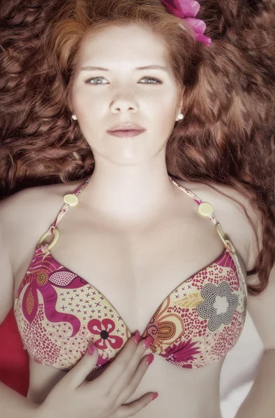 Natuurlijke redhead vrouw met een bikini. — Stockfoto