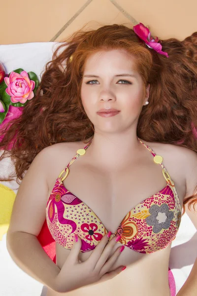 Natürliche rothaarige Frau mit einem Bikini. — Stockfoto